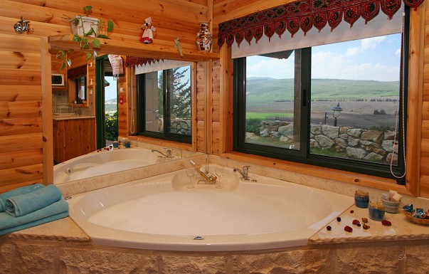 אביב בכרם - בקתות עץ - ������ �רמות נפתלי - ������ ����